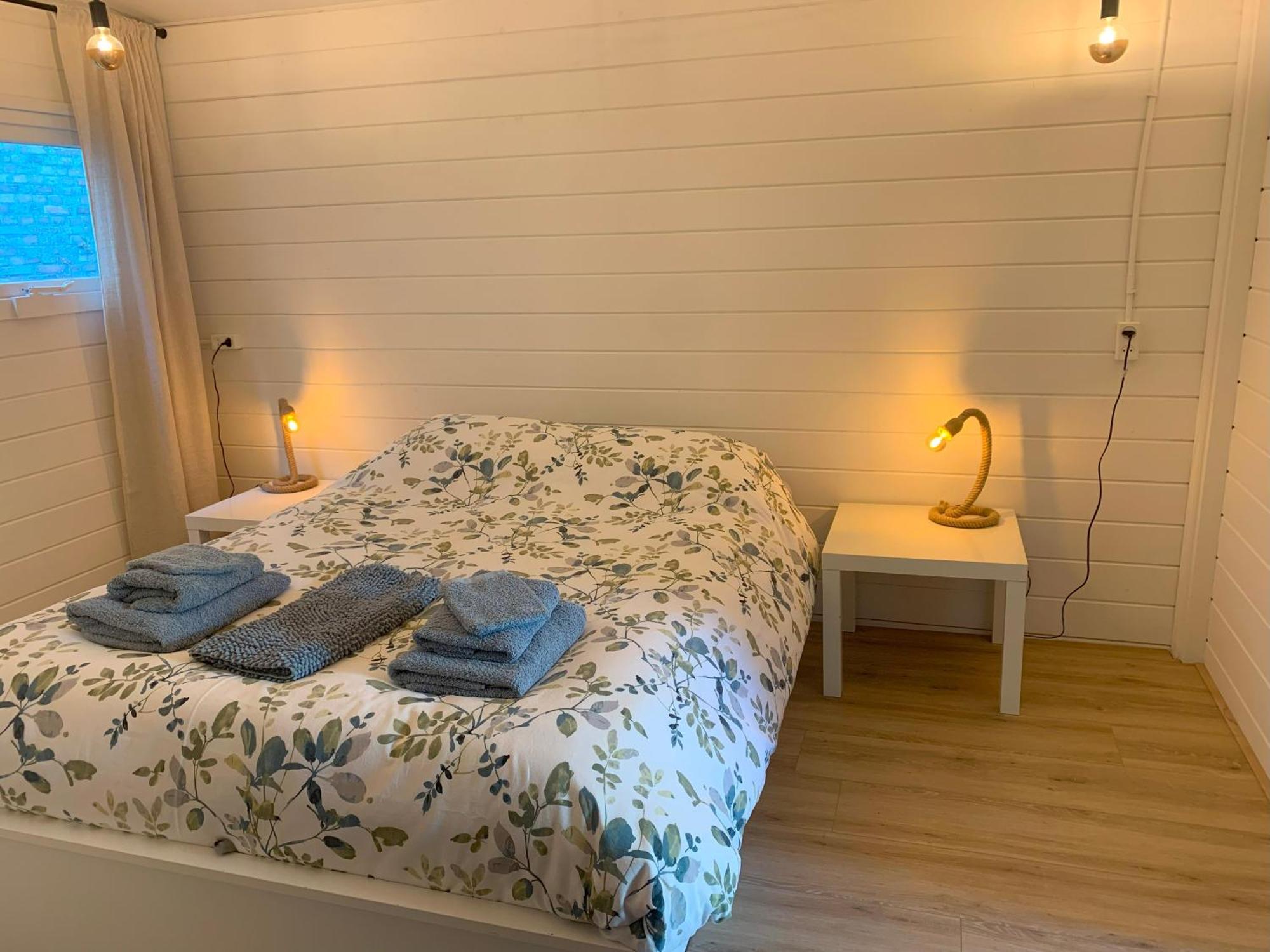 Tiny House Tussen De Grachten Sneek Exterior photo